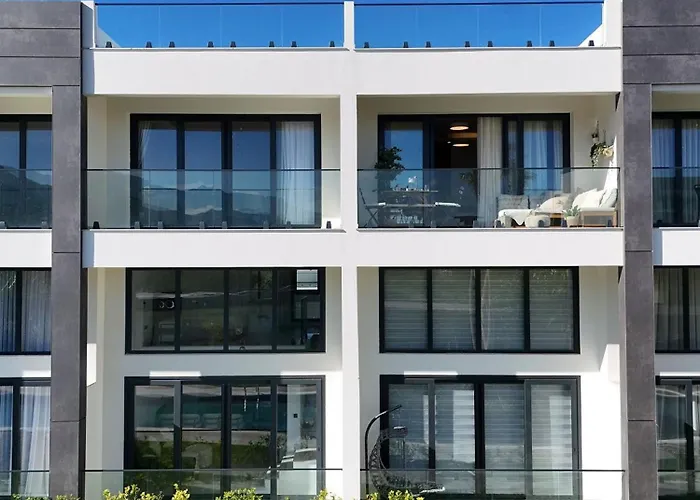 Palmera - Spacious With Pool View アパート Vasilia