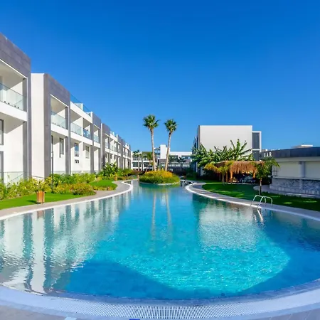 Palmera - Spacious With Pool View