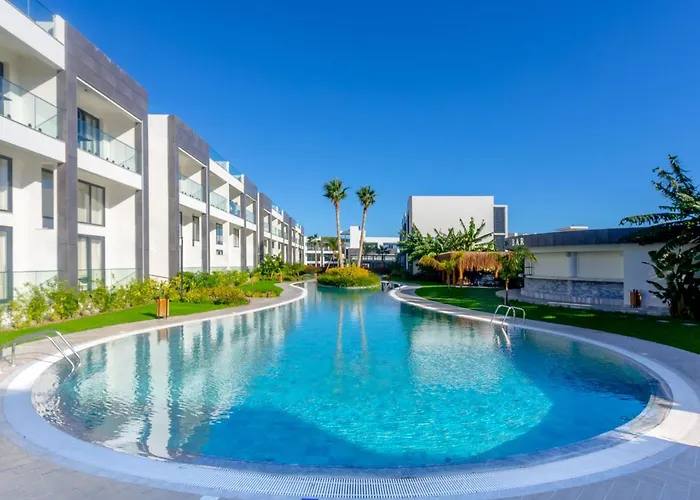 Palmera - Spacious With Pool View