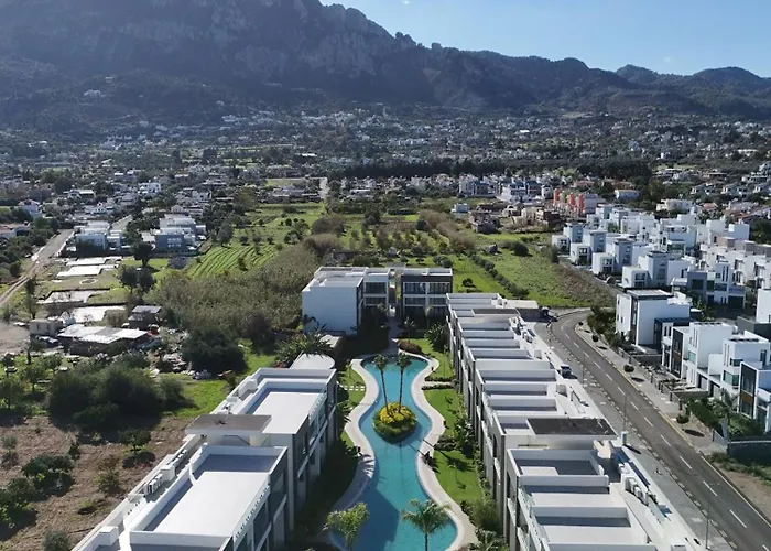 Palmera - Spacious With Pool View Apartment